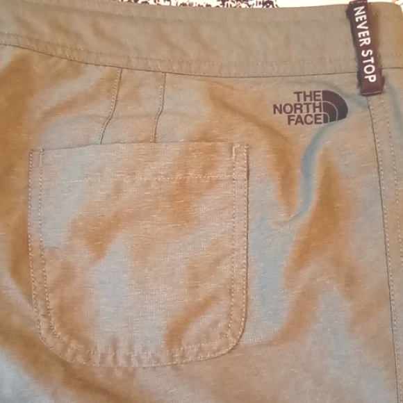 The North Face Ladies Green Hiking Shorts - Picture 5 of 10